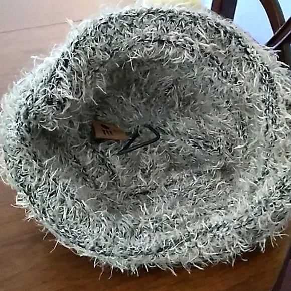 NWOT Bearpaw 2 in 1 Knit Scarf Hat with Pompom - Picture 7 of 8